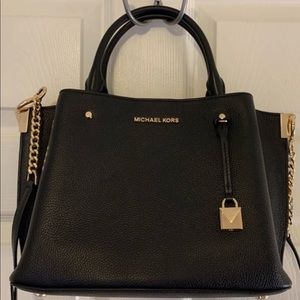Michael kors bag.Authentic.Beautiful and Stylish.